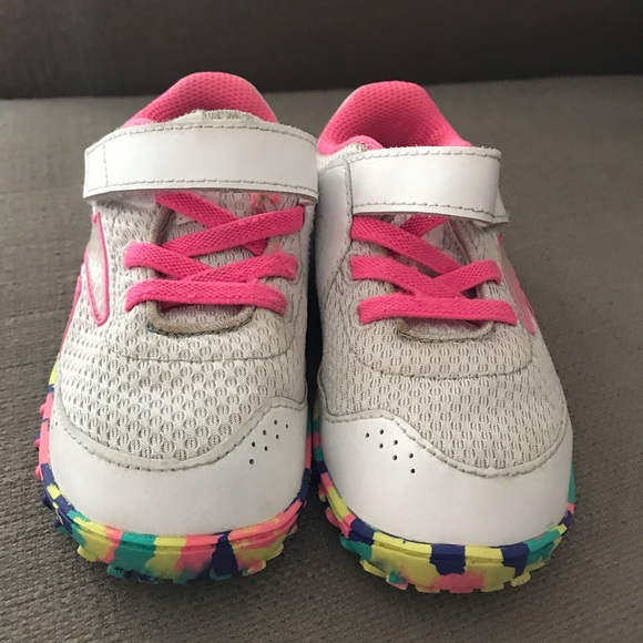 Girls Reebok Size 7 - Picture 2 of 6